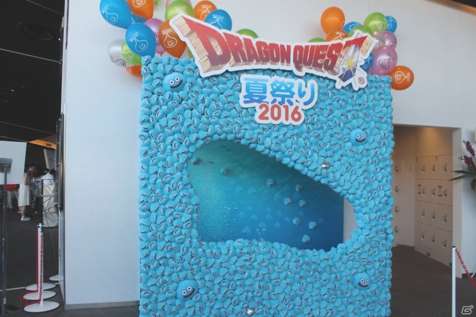 堀井雄二氏が「りゅうおう」の姿に！？「DQX」現役プレイヤーのゲスト陣に、歴代の初心者大使も集結した「ドラゴンクエスト夏祭り2016」レポートの画像4