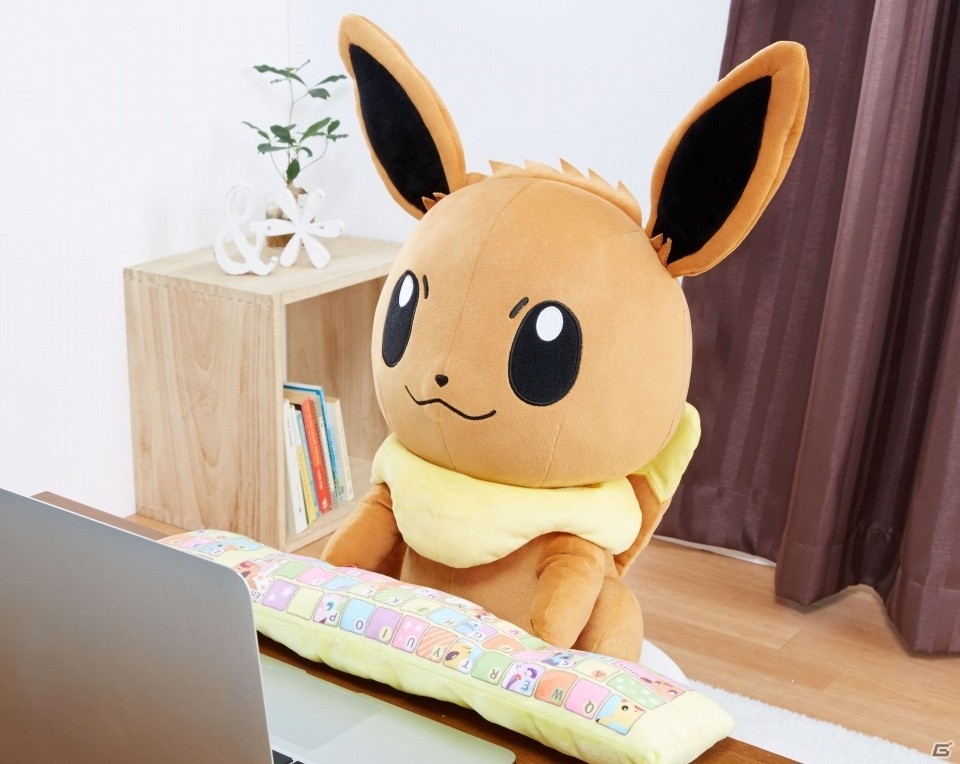 イーブイのぬいぐるみ型PCクッションが発売決定！ピカチュウ・イーブイ進化系をあしらったアームレストも付属の画像7