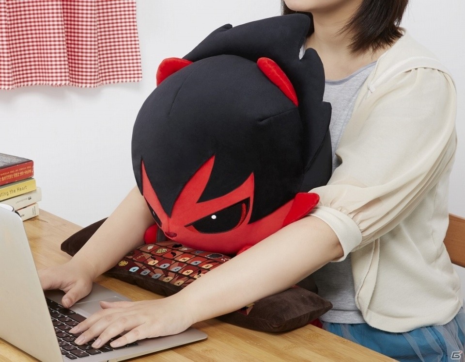 「SHOW BY ROCK!!」シンガンクリムゾンズ クロウのぬいぐるみ型PCクッションが発売決定の画像1