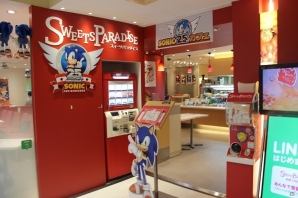 「ソニック」生誕25周年を記念したカフェがオープン！シリーズの中心人物がおすすめのコラボメニューを紹介の画像1