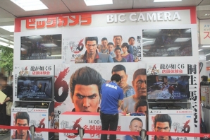美しい映像に、道行く通行人も釘付けに！？「龍が如く6 命の詩。」ゲーム体験会＆名越稔洋氏サイン会レポートの画像1