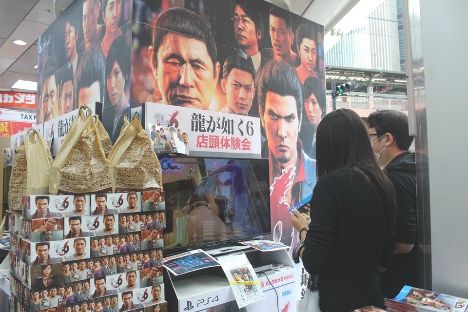美しい映像に、道行く通行人も釘付けに！？「龍が如く6 命の詩。」ゲーム体験会＆名越稔洋氏サイン会レポートの画像5