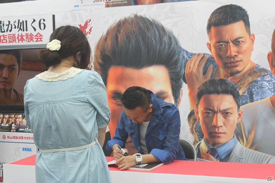 美しい映像に、道行く通行人も釘付けに！？「龍が如く6 命の詩。」ゲーム体験会＆名越稔洋氏サイン会レポートの画像6