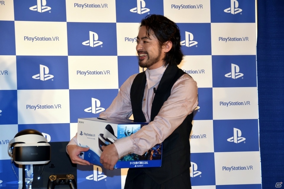 山田孝之さんがPS VRを生体験！いよいよ発売となった「PlayStation VR」の発売記念イベントが開催の画像9