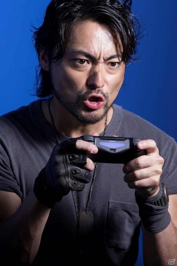 山田孝之さんが戦場で勝利のおたけびを上げる！PS4「コール オブ デューティ インフィニット・ウォーフェア」の新TVCM「山田孝之と5人の絆」篇が公開の画像1