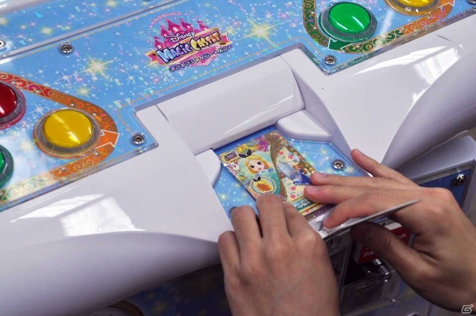 データカードダスとガシャポンが融合した データカードダス ディズニー マジックキャッスル キラキラシャイニー スター その魅力をプレゼン 試遊で紹介の画像 Gamer