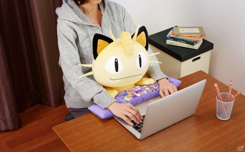 「ポケットモンスター」ニャースのぬいぐるみ型PCクッションが登場！本日より予約受付がスタートの画像1