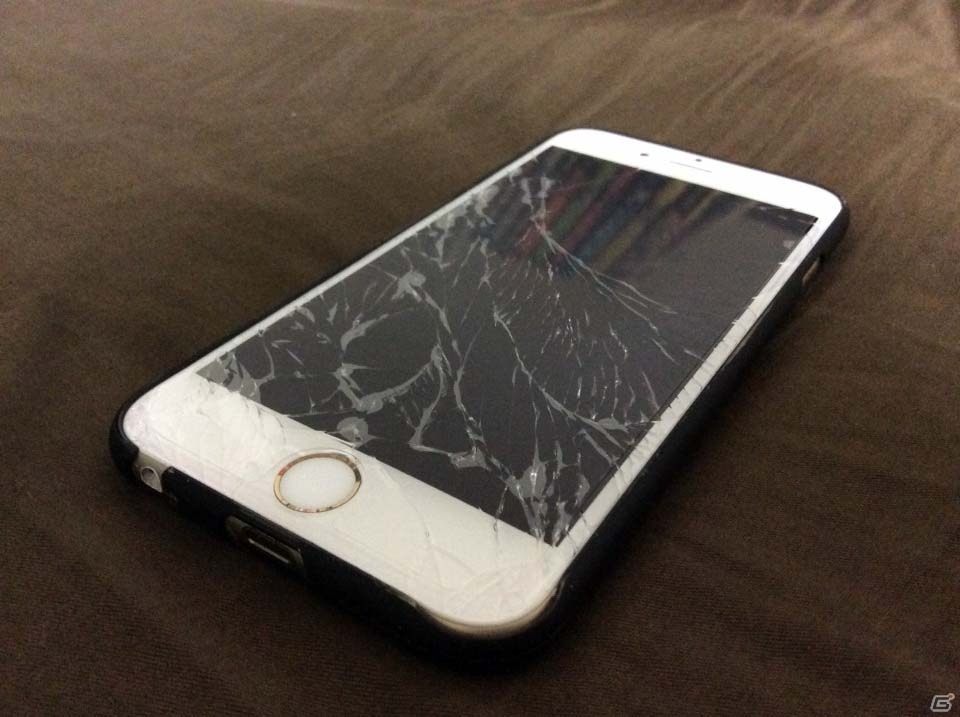 iPhoneが割れた日―編集部通信（2016年11月26日号）の画像1