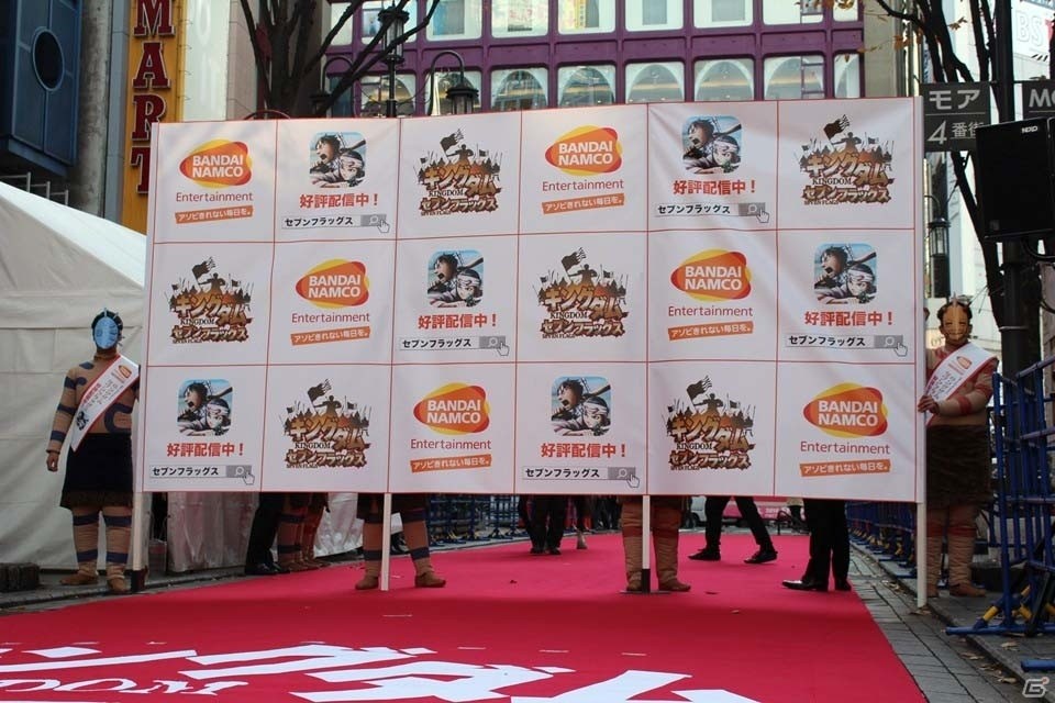 ケンドーコバヤシさんが王騎に扮して登場！動く戦国合戦図も公開された「キングダム セブンフラッグス」PRイベントレポートの画像1