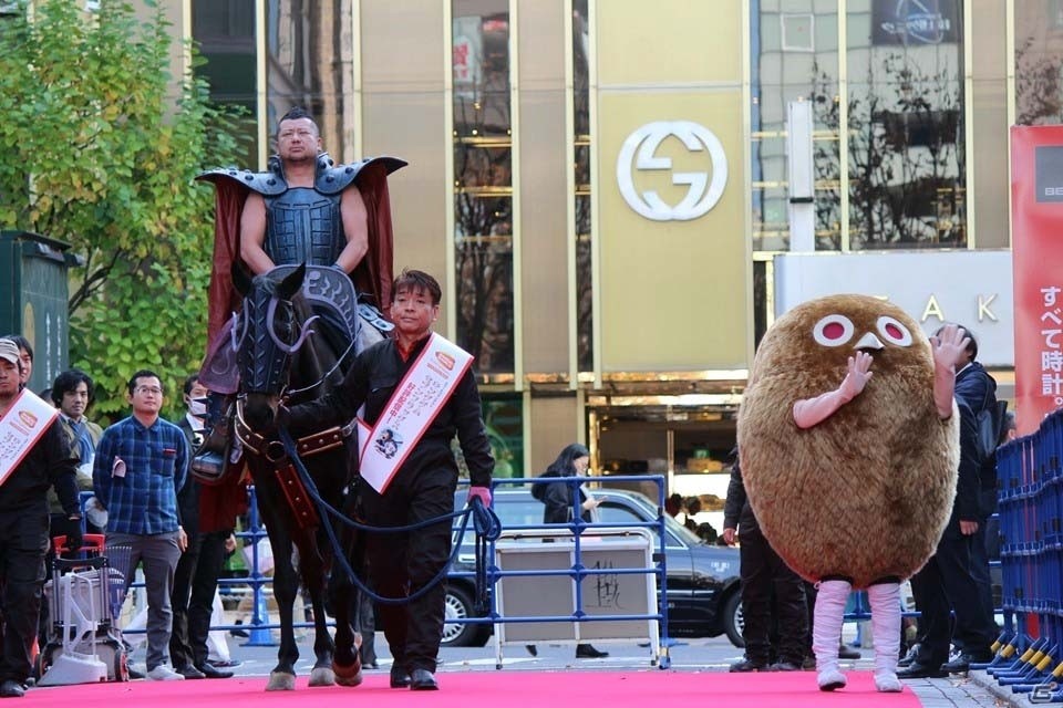 ケンドーコバヤシさんが王騎に扮して登場！動く戦国合戦図も公開された「キングダム セブンフラッグス」PRイベントレポートの画像2