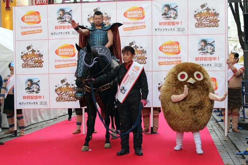 ケンドーコバヤシさんが王騎に扮して登場！動く戦国合戦図も公開された「キングダム セブンフラッグス」PRイベントレポートの画像3