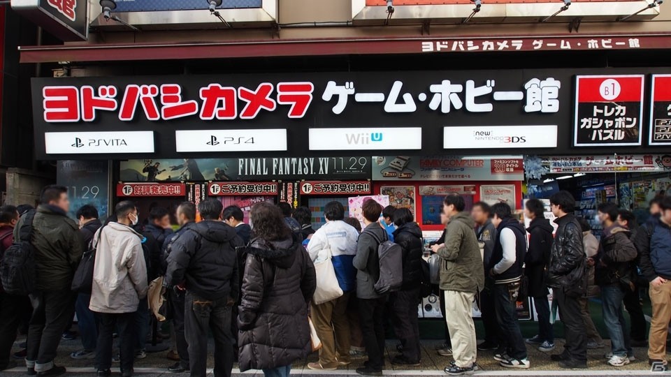 青葉に扮したイケてるハーツ・舞波和音さんがクリアファイルを手渡し！「NEW GAME! -THE CHALLENGE STAGE!-」店頭配布会をレポートの画像1