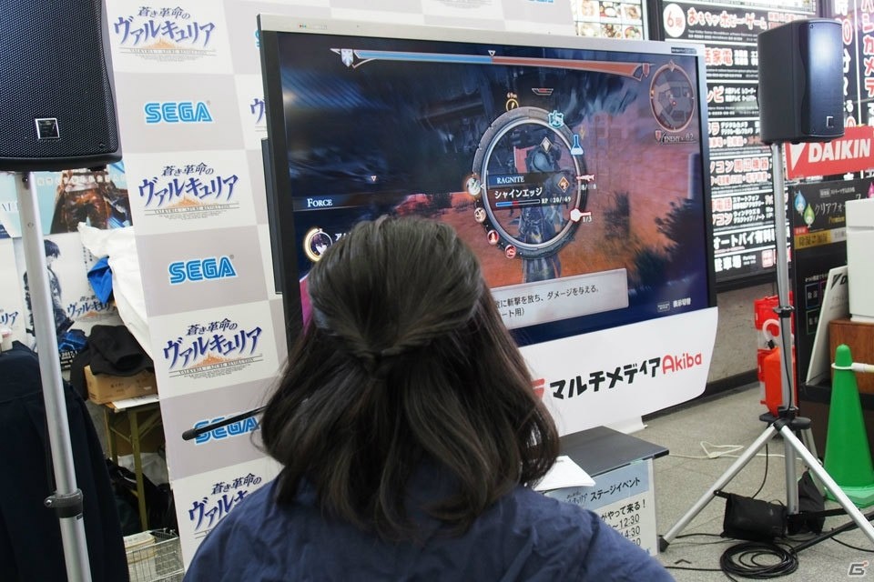 「蒼き革命のヴァルキュリア」倉持由香さんが初体験のミッションに挑んだステージイベントをレポート―下里氏からは発売後のDLC展開への言及もの画像7