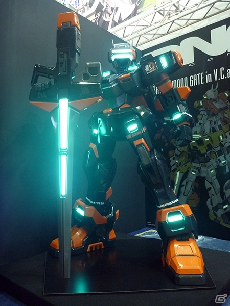 「電脳戦機バーチャロン」ヒューマンサイズの「MBV-04テムジン」記念モニュメントがAnimeJapan 2017に登場！受注生産も実施決定の画像2