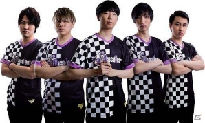 左からAtyamomo、WyverN、Lavie、NoA、Yuki