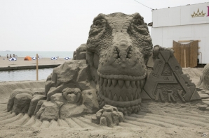 「ARK：Survival Evolved」の巨大なT-REXが鎌倉の海岸に出現！SNS写真投稿キャンペーンが開催の画像1