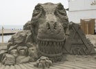 「ARK：Survival Evolved」の巨大なT-REXが鎌倉の海岸に出現！SNS写真投稿キャンペーンが開催