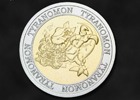 「デジモン」20周年記念メダル付き本革コインケースが登場！日本の職人技でティラノモン・メタルグレイモンを彫刻