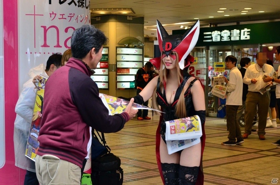 ドロンジョ様に扮した伊織萌さんにオジサマも釘付け？「タツノコパズルヒーローズ ドロンジョ様におしおきだべぇ」配信記念号外が有楽町で配布の画像6