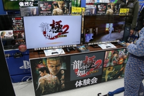 名越総合監督のサイン会と合同インタビューも行われた「龍が如く 極2」店頭体験会をレポートの画像1