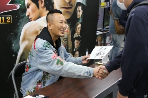 名越総合監督のサイン会と合同インタビューも行われた「龍が如く 極2」店頭体験会をレポートの画像6