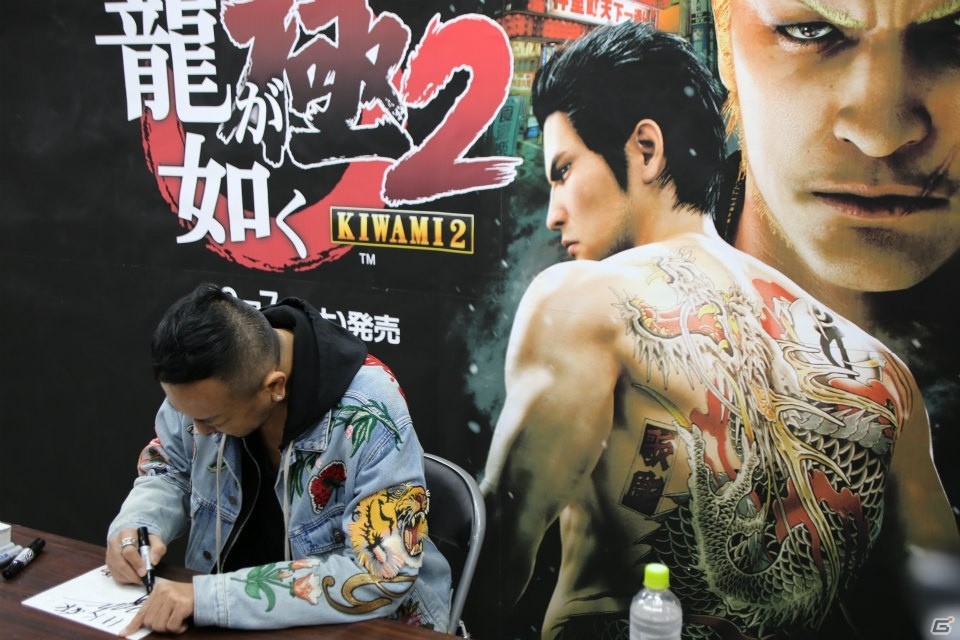 名越総合監督のサイン会と合同インタビューも行われた「龍が如く 極2」店頭体験会をレポートの画像2