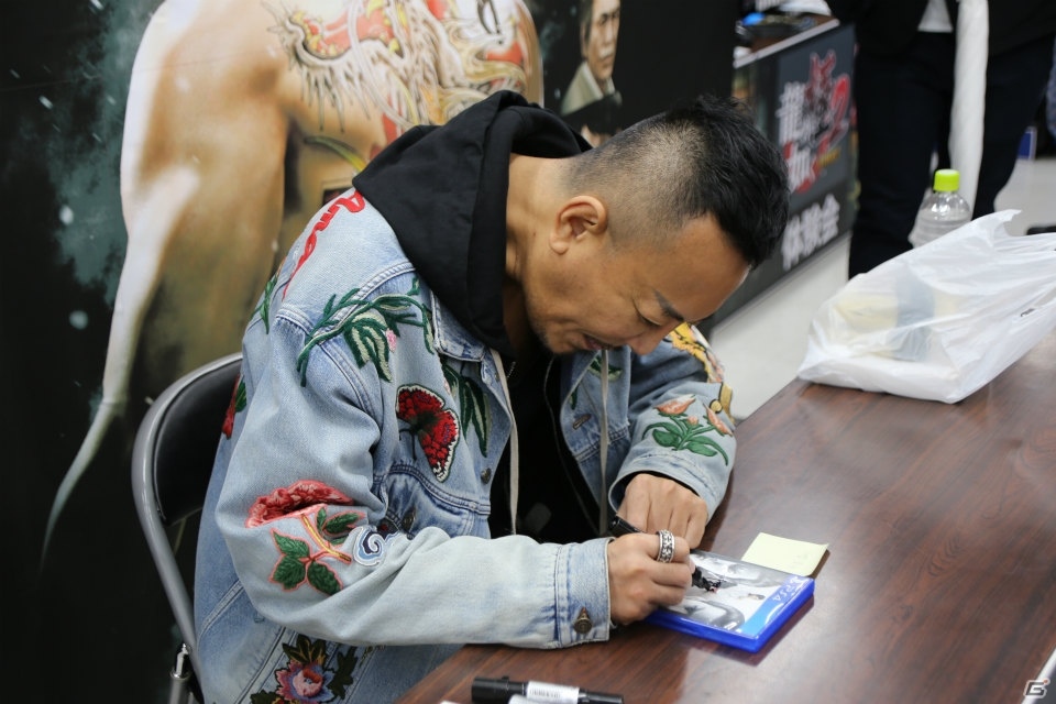 名越総合監督のサイン会と合同インタビューも行われた「龍が如く 極2」店頭体験会をレポートの画像4