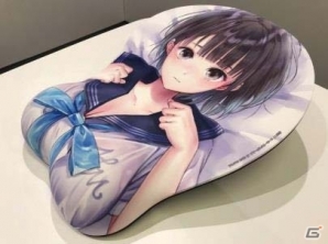 岸田メル氏の描き下ろしイラストを使用した「等身大マウスパッド 白井