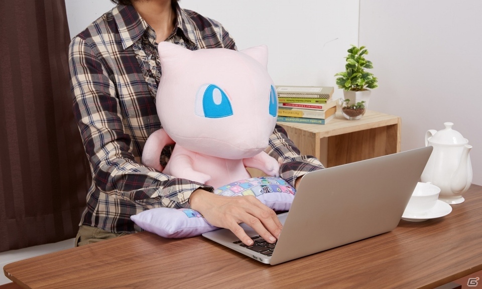 幻のポケモン・ミュウのPCクッションが登場！本日より予約受付がスタートの画像1