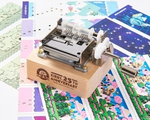 「星のカービィ」25周年！あの名曲たちが紙巻きオルゴールになって登場―楽譜にはおなじみのゲームステージをデザインの画像1
