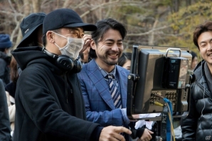 山田孝之さんが本気のごっこ遊びを後輩に見せつけるTVCM「山田、全力のモンハンワールドごっこ」篇が1月19日よりオンエアの画像8