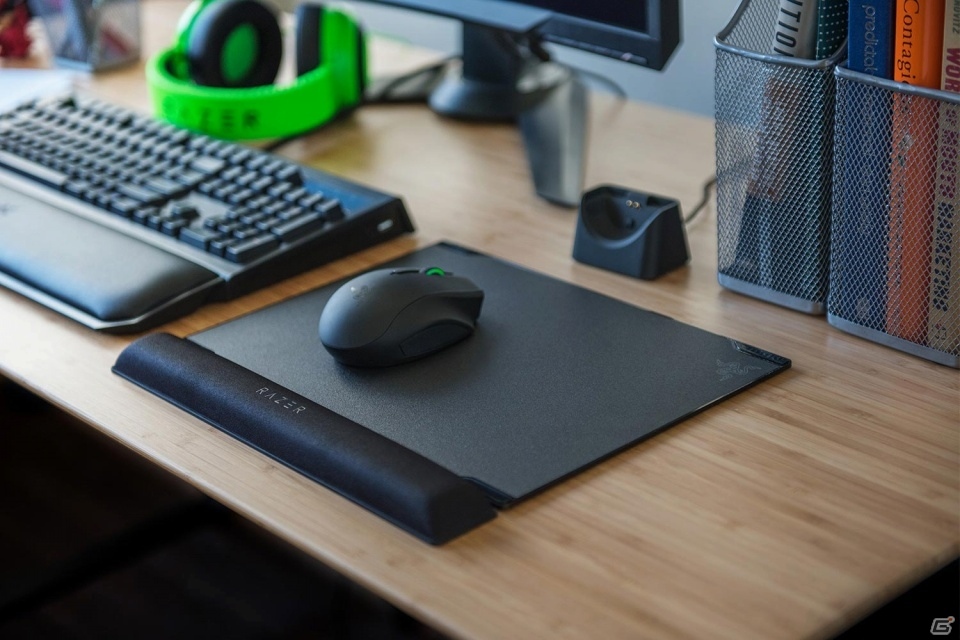 Razer、2種類の表面を使い分けられるマウスマット「Razer Vespula V2」＆USB Type-C接続のカナル型ヘッドセット「Razer Hammerhead USB-C」を国内販売決定の画像1