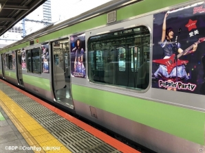「バンドリ！ ガールズバンドパーティ！」PoppinʼParty＆Roseliaキャスト実写ラッピングの山手線が運行中！の画像8