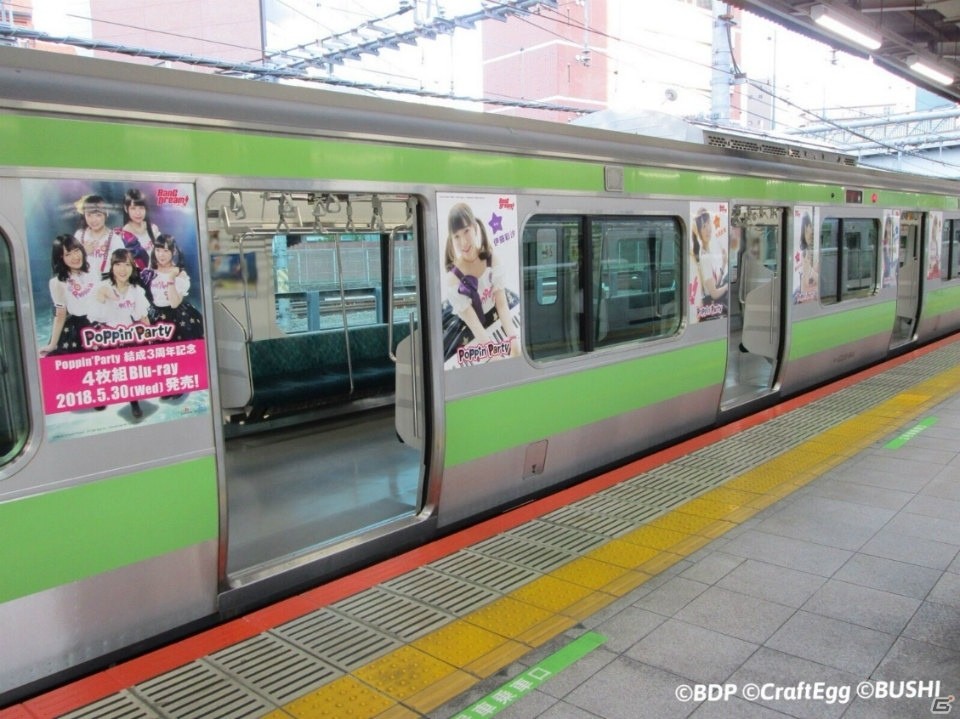 「バンドリ！ ガールズバンドパーティ！」PoppinʼParty＆Roseliaキャスト実写ラッピングの山手線が運行中！の画像9