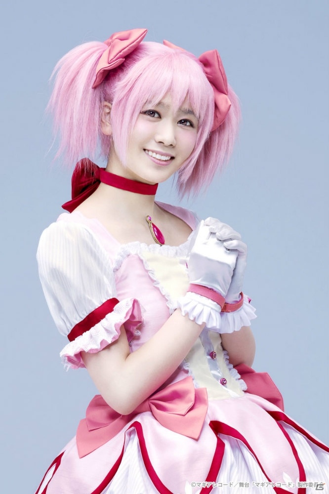 舞台「マギアレコード」環いろは役の柿崎芽実さん、鹿目まどか役の丹生明里さんのキャラクタービジュアルが公開の画像2