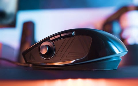 2つのジョイスティックを詰め込んだ新感覚の3Dゲーミングマウスが登場！