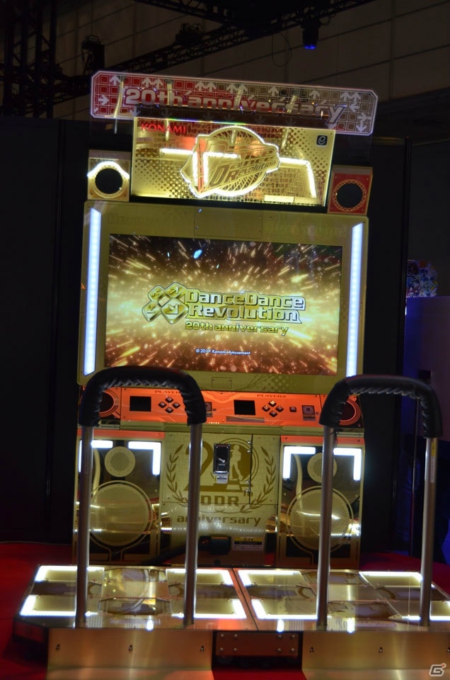 【JAEPO2019】DDR20周年記念のゴールドカラー筐体も登場！新作メダルゲームやプライズ機器が展示されたKONAMIブースの画像1