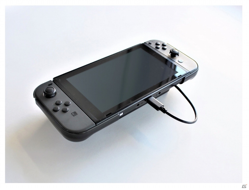 モバイルバッテリーをつなげて充電しながら遊べる「SWITCH用モバイルバッテリー収納グリップ」が発売！の画像3