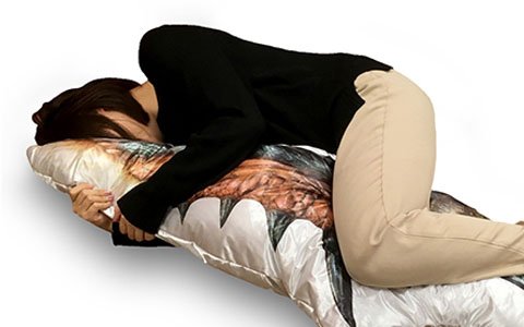剣を手放すと眠れないハンターへ！「モンスターハンター：ワールド 大剣抱き枕」本日より予約開始！
