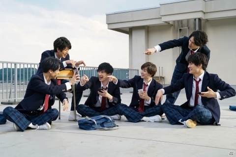 「モンスターストライク」SixTONESが黒髪＆制服姿を披露！アドリブ連発でリアルな学生を熱演する新CMが7月8日より放映の画像1