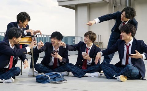 「モンスターストライク」SixTONESが黒髪＆制服姿を披露！アドリブ連発でリアルな学生を熱演する新CMが7月8日より放映