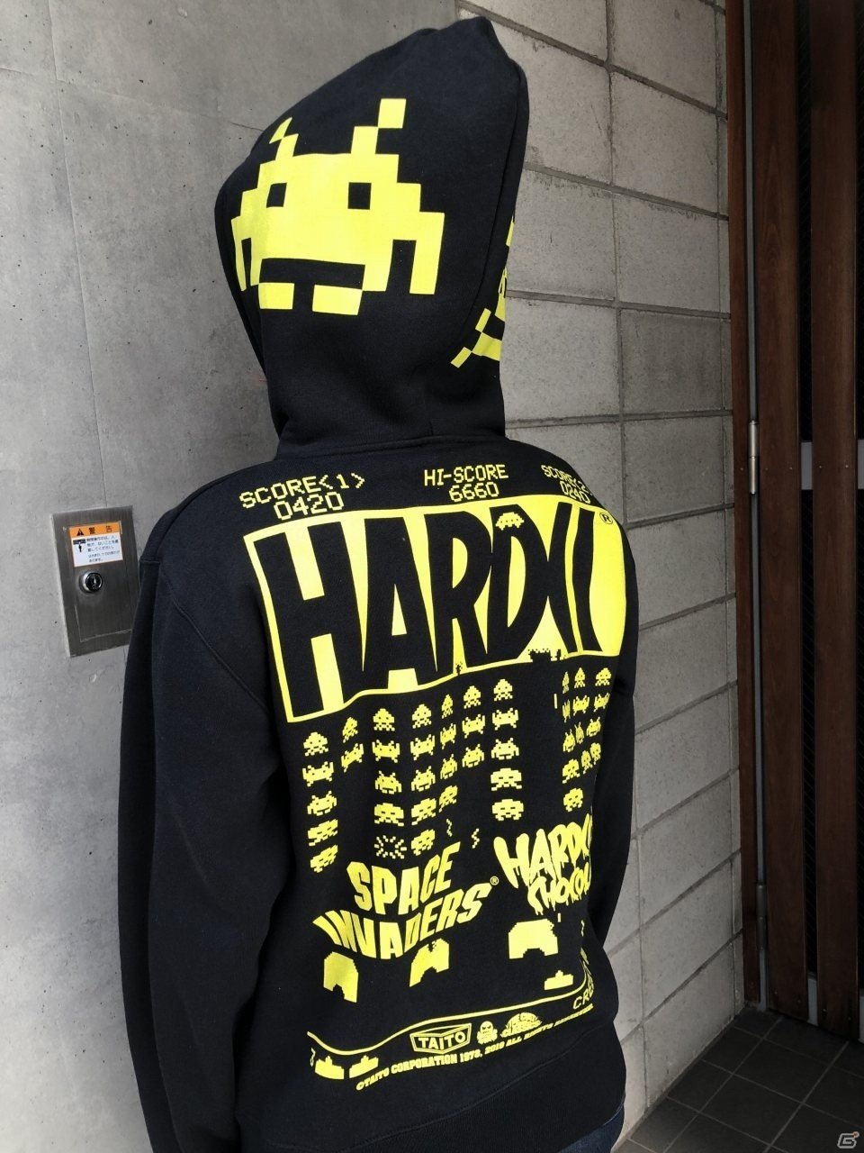 「スペースインベーダー」がZIPパーカになって登場！ブラックボディにイエローのシンプルなデザインの画像1