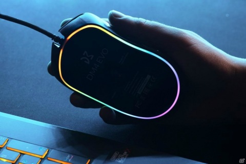 底面にもRGBライトを搭載した“キングオブゲーミングマウス”「DM4 Evo」が日本国内で発売！の画像2