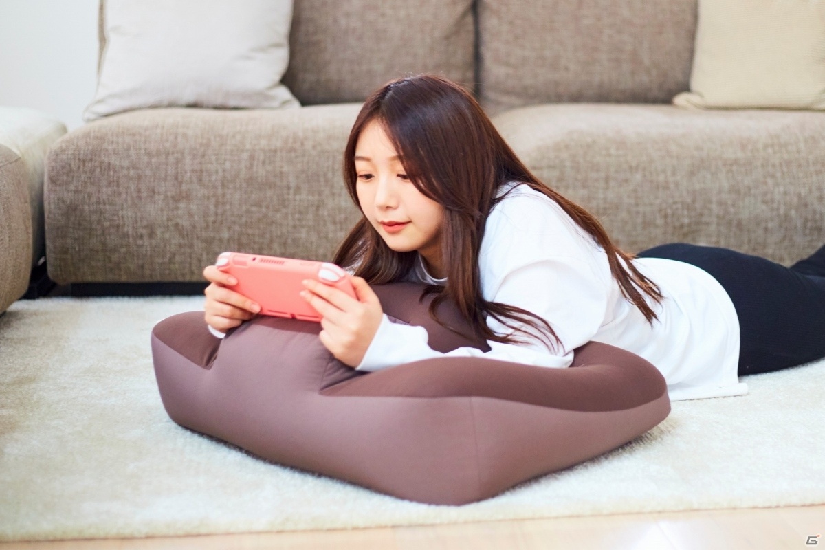 うつ伏せでのモバイルタイムをサポートする枕 Neochi Pillow がmakuakeで販売開始 ゲーム情報サイト Gamer