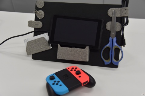 机の上の小物が片付く！スマホやNintendo Switchのスタンドにもなる「MagEasy」を紹介の画像1