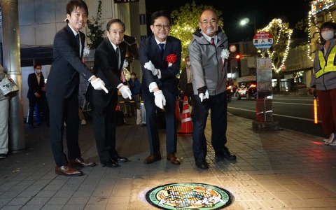 ロマンシング佐賀マンホールが佐賀市まちなかの歩道に誕生 市川雅統氏も登場した除幕式のレポートが公開 Gamer