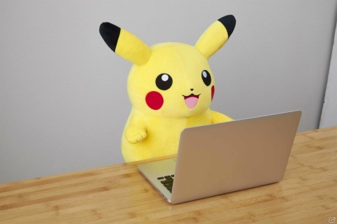 テレワークに相棒を！ピカチュウのぬいぐるみ型PCクッションとアームレストのセットが登場の画像1