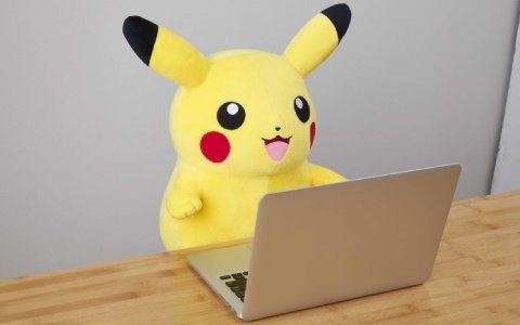 テレワークに相棒を！ピカチュウのぬいぐるみ型PCクッションとアームレストのセットが登場