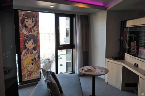 落ち着いた雰囲気の中でアイドルたちの姿を楽しむ―「変なホテルとアイドルマスター」メディア向け客室内覧をレポートの画像9