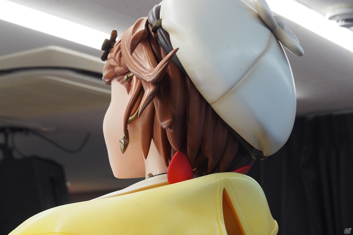 「ライザのアトリエ2」等身大ライザフィギュア（ライザ 2ver）のお披露目会をレポート！公認コスプレイヤー・伊織もえさんとの2ショットもの画像12